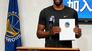 NBA休赛期转会新闻配图展示一名球星签约新球队的新闻发布会场景